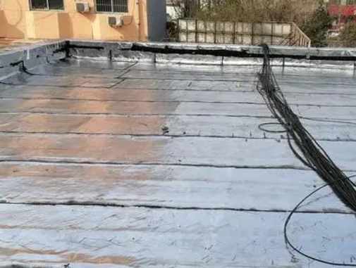 遵化卫生间漏水维修公司分享下遵化屋面楼顶防水刚性防水层施工要点。